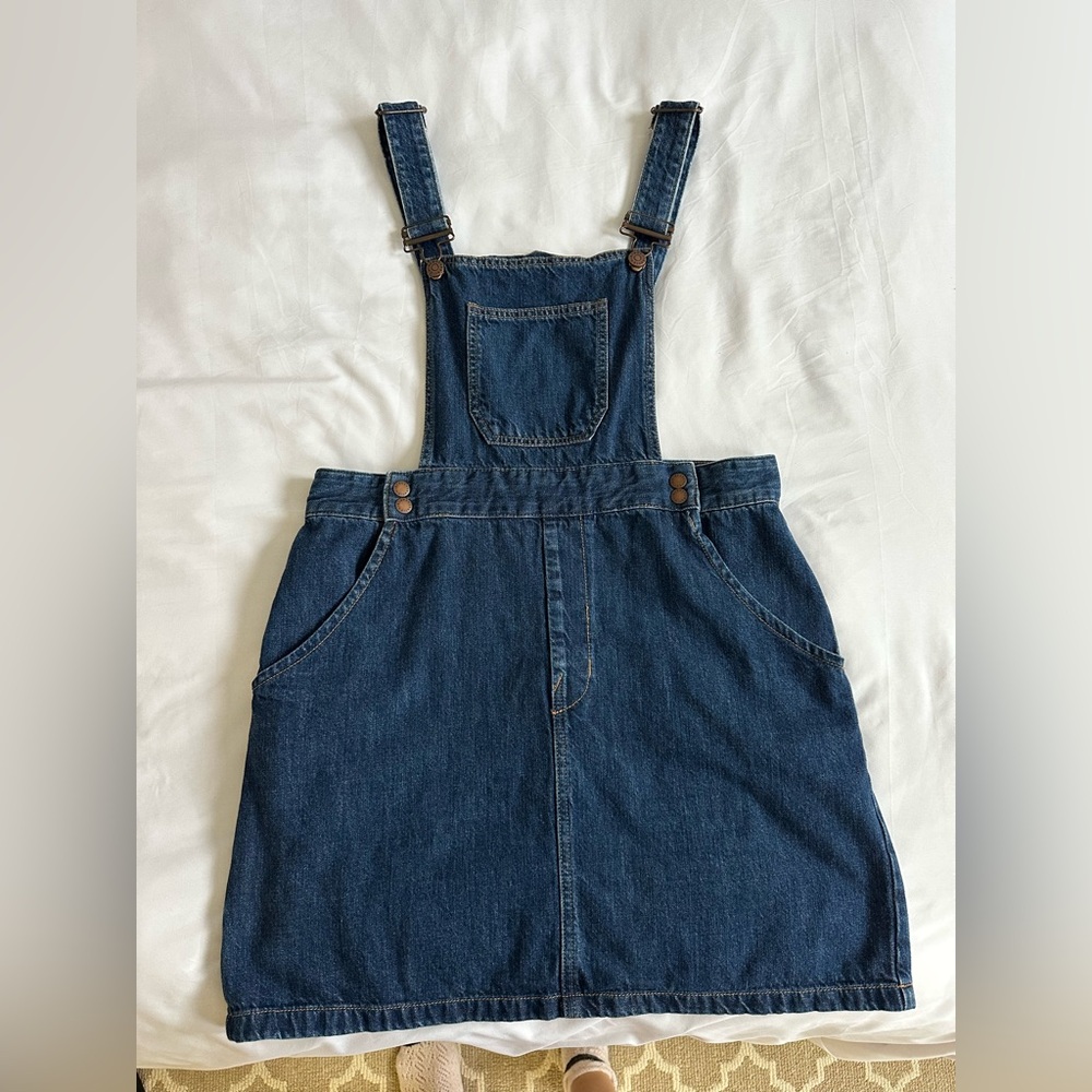 BCBG denim overall skirt size large

BCBGeneration